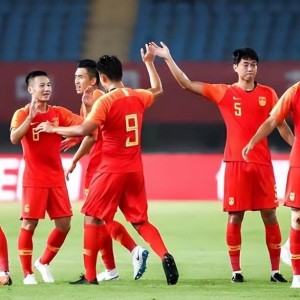 开云体育官网-鲁能如何遏制法比奥的发挥？球迷建议韩鹏重用彭啸首发，值得期待